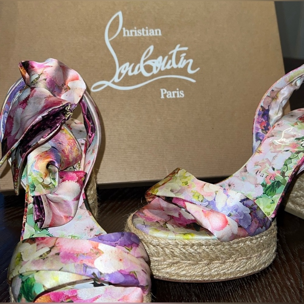 Christian Louboutin
Mariza Du Desert Ankle-Wrap Sandals
Size 38 - Picture 7 of 11